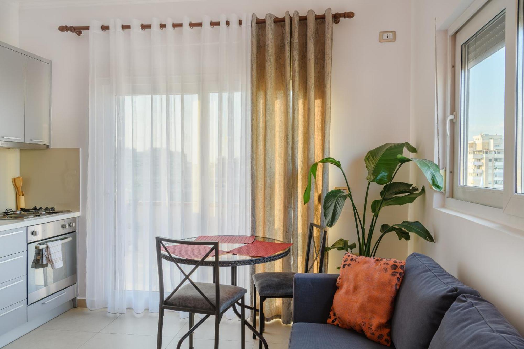 Terrace Tirana Cityscape 2 Luaran gambar