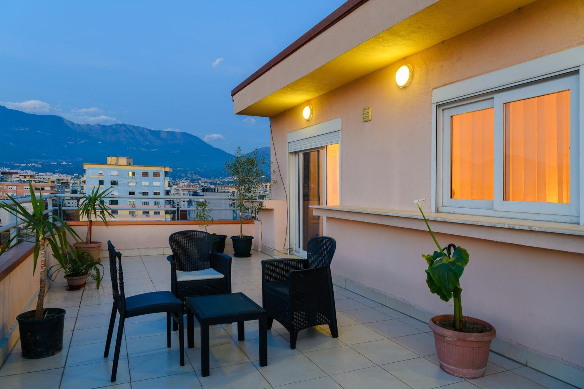Terrace Tirana Cityscape 2 Luaran gambar