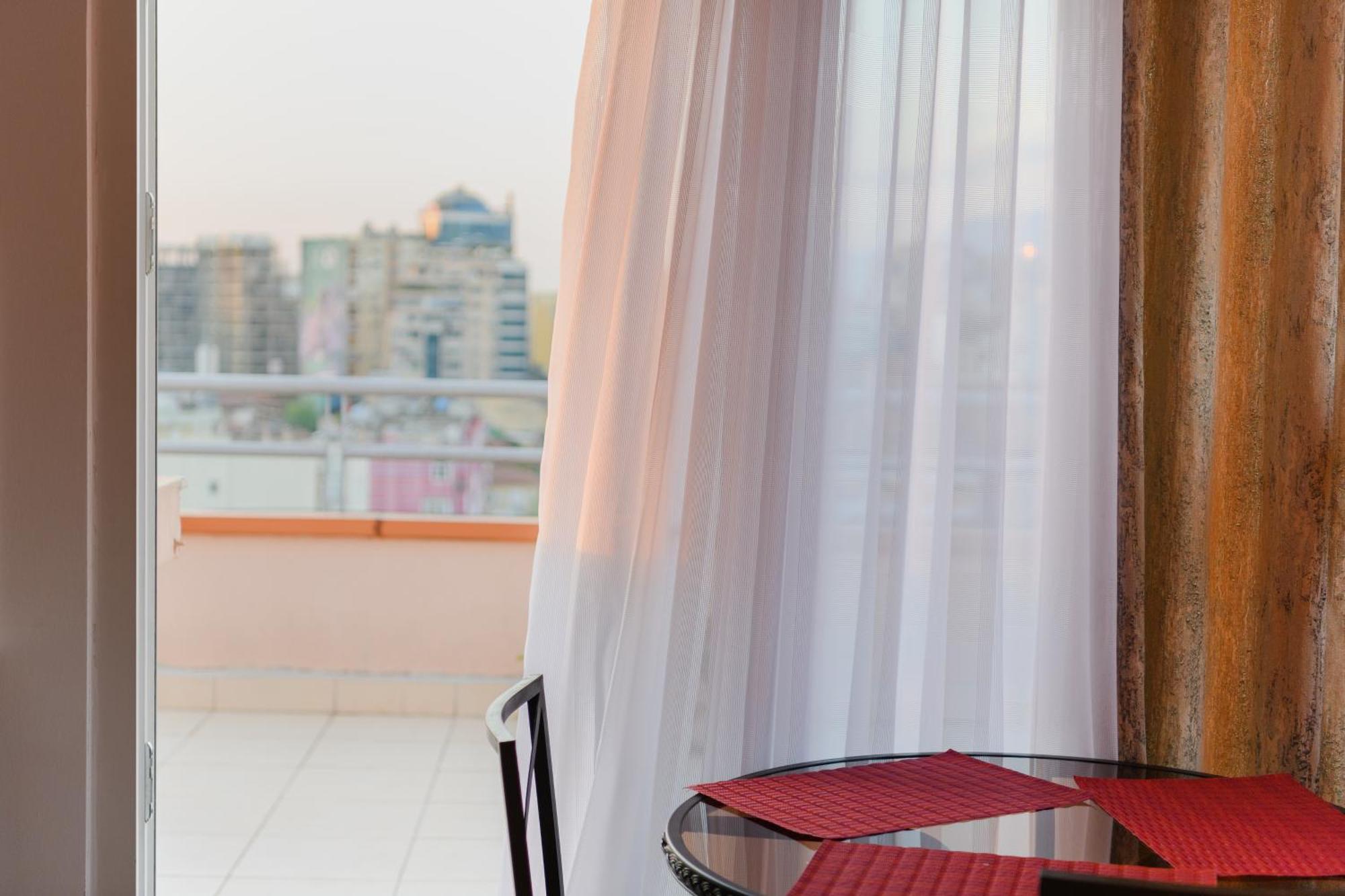 Terrace Tirana Cityscape 2 Luaran gambar