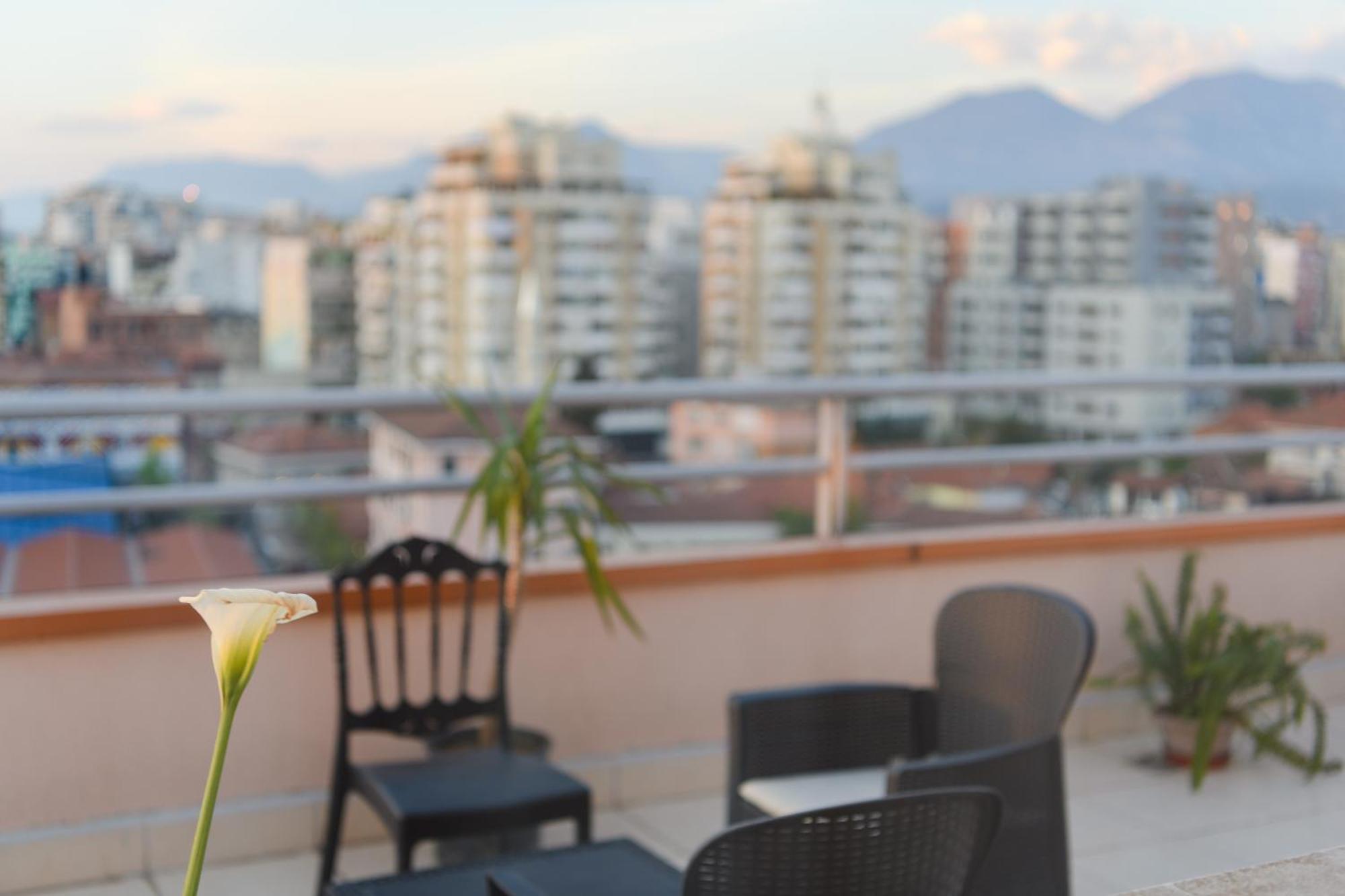Terrace Tirana Cityscape 2 Luaran gambar