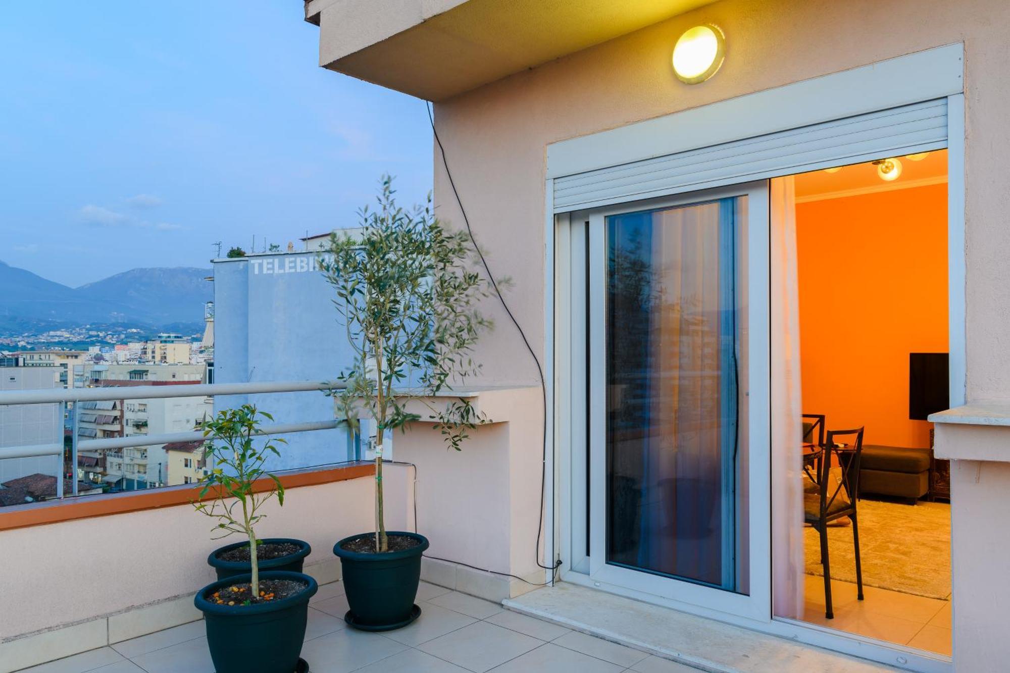 Terrace Tirana Cityscape 2 Luaran gambar