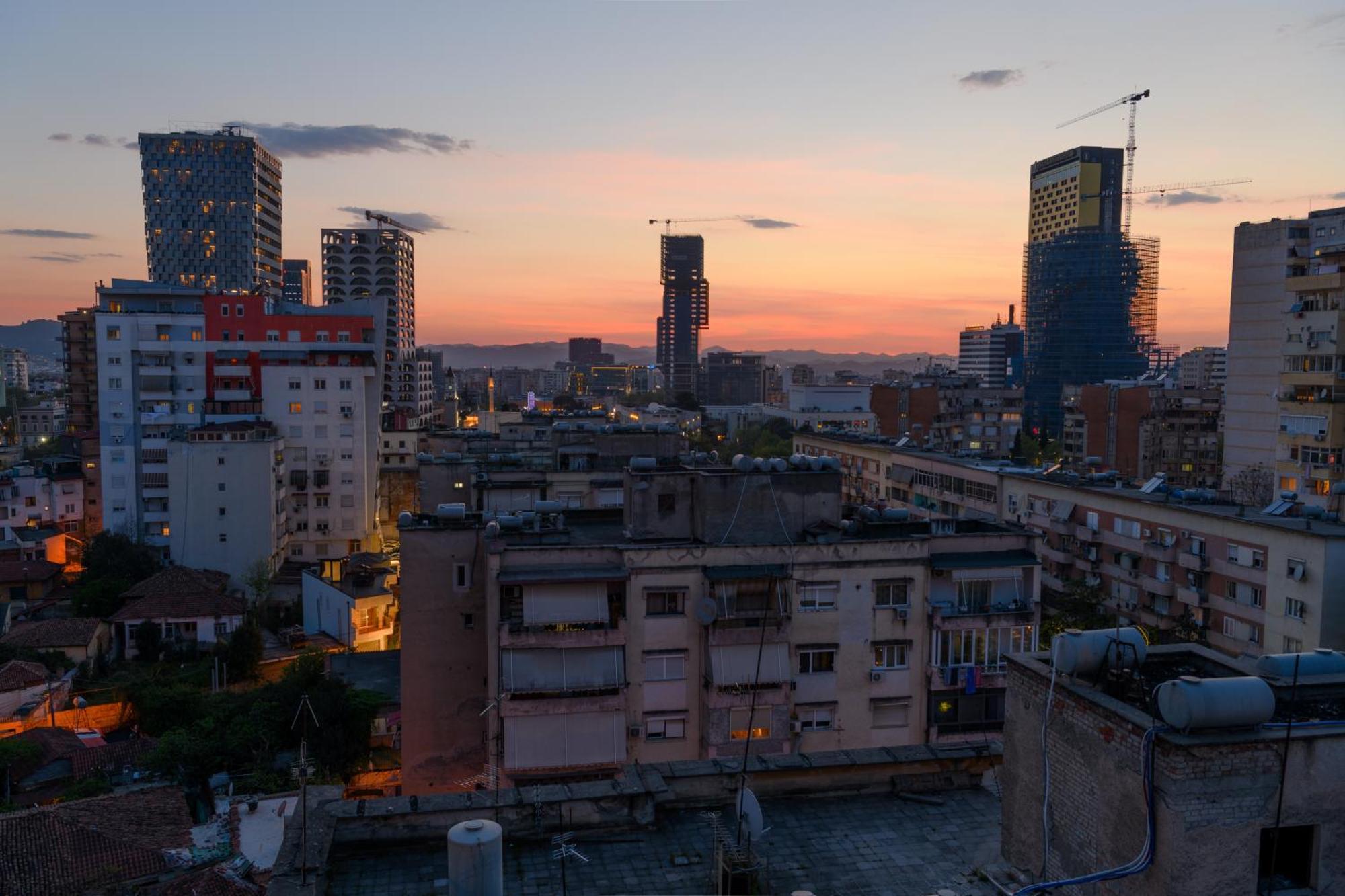 Terrace Tirana Cityscape 2 Luaran gambar