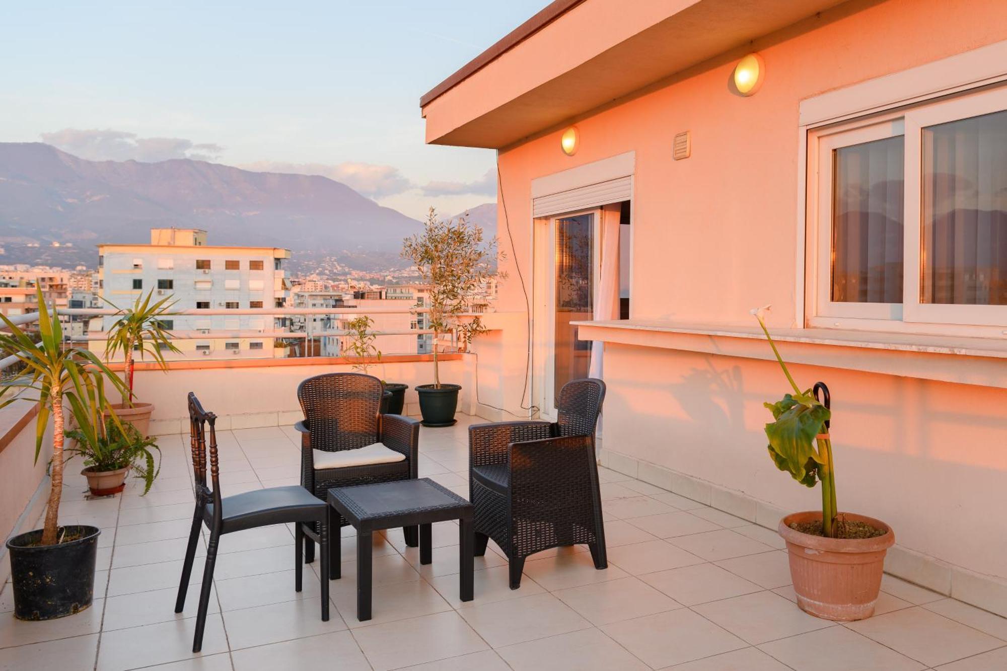 Terrace Tirana Cityscape 2 Luaran gambar