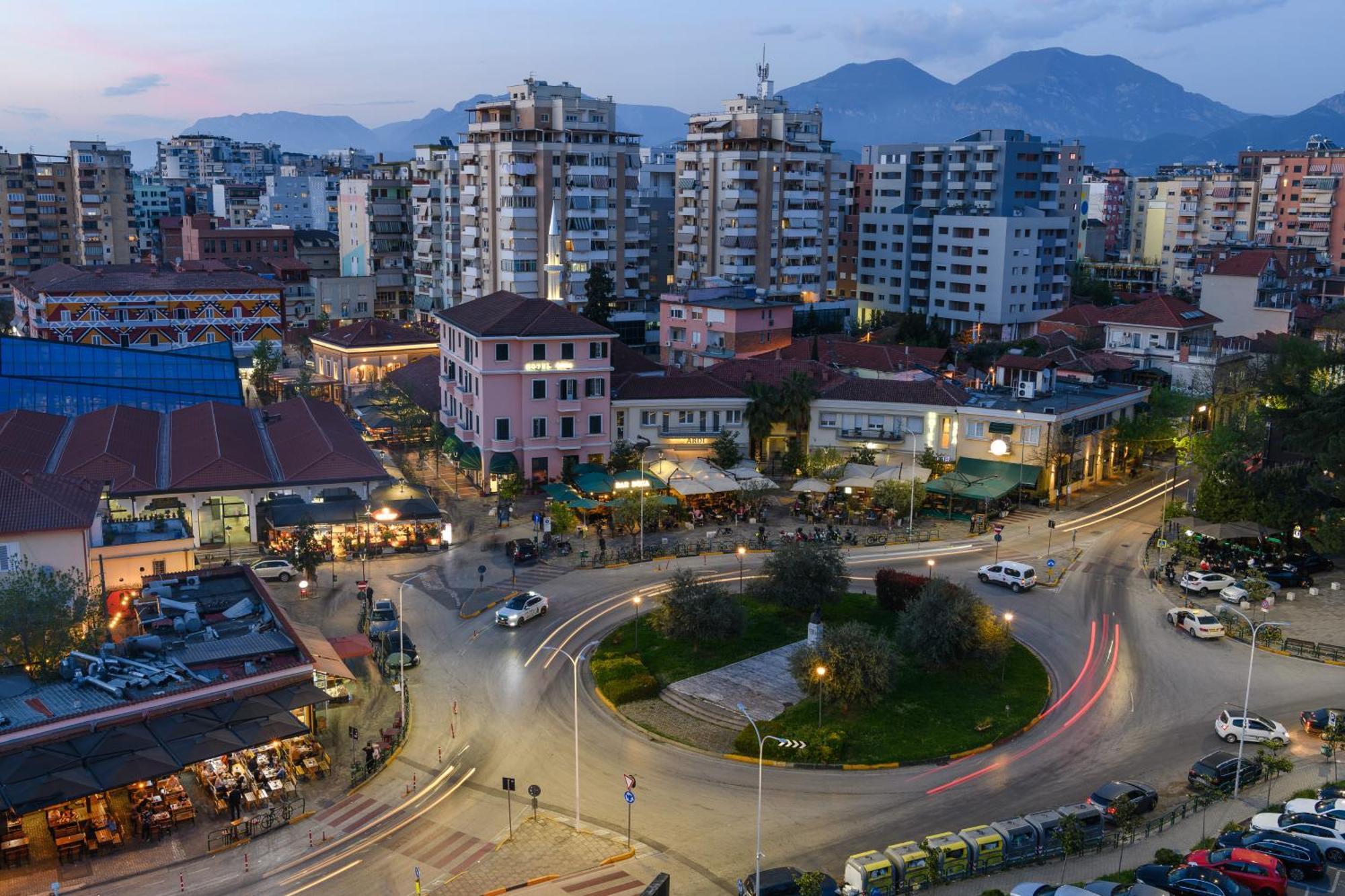 Terrace Tirana Cityscape 2 Luaran gambar