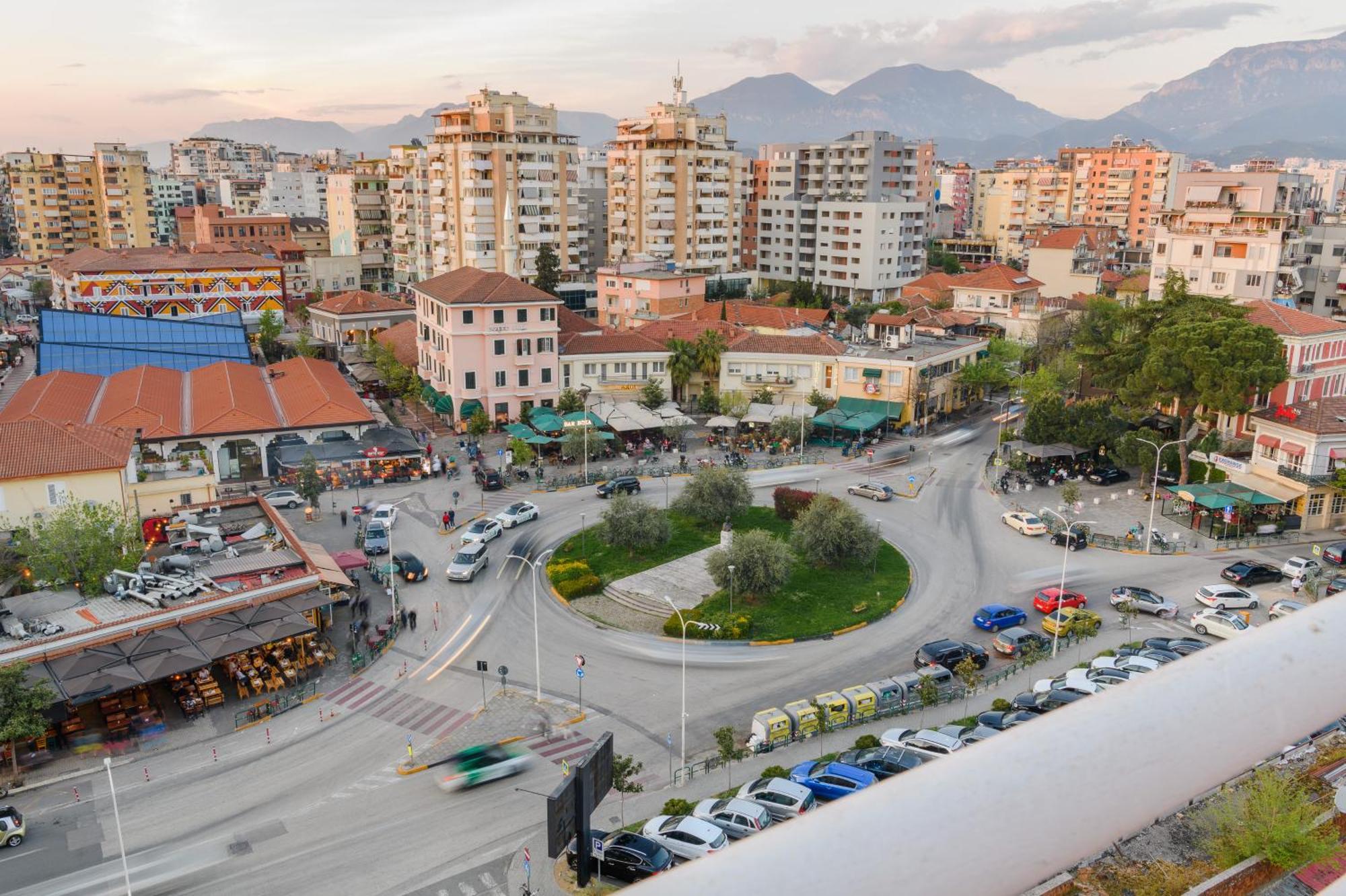 Terrace Tirana Cityscape 2 Luaran gambar